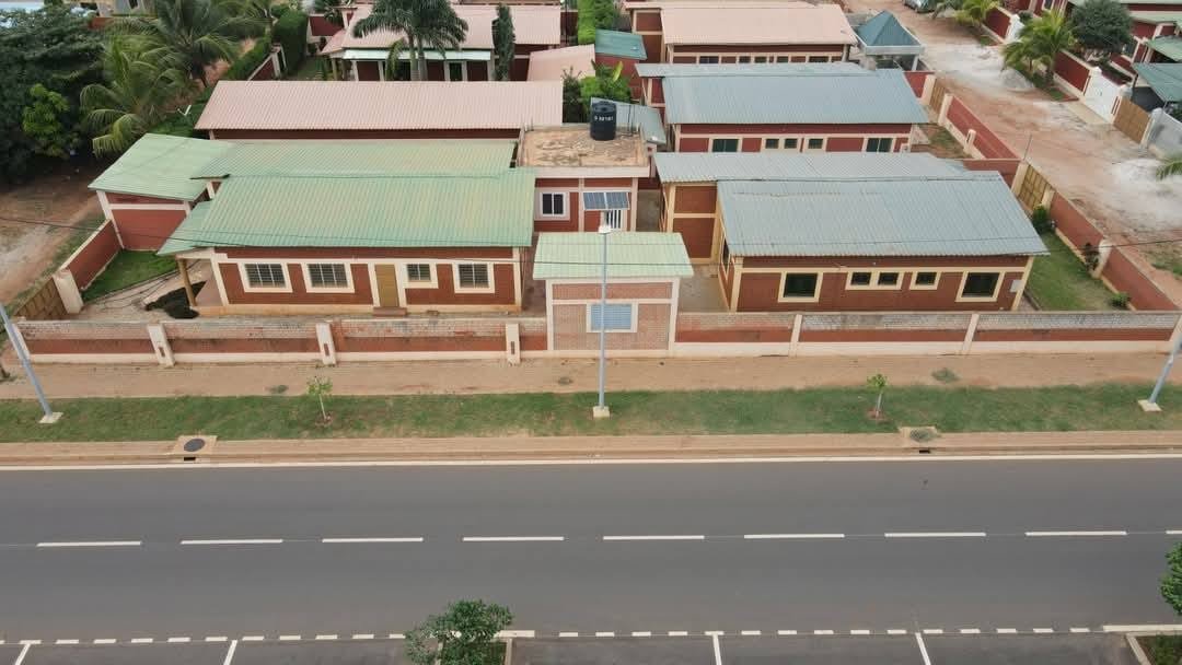 Vous recherchez une propriété spacieuse et bien située à Ouèdo, Abomey-Calavi ? BENIN-IMMO vous propose deux villas identiques de 3 chambres et salon sanitaires, construites sur deux parcelles loties et recasées d’une superficie totale de 616m². Situées en angles de rue, elles bénéficient d’un emplacement stratégique au bord du nouveau goudron de la Nouvelle Cité des Logements Sociaux à Ouèdo. Caractéristiques des villas : 🏠 3 chambres et salon sanitaires par villa 🚿 Douches et toilettes intégrées 🏪 Boutique ouverte sur le goudron 🛋️ Vérandas spacieuses et placards installés 🚪 Bureau staffé et dallé 🌿 Espace vert / jardin et cour pavée 🚗 Parking pour plusieurs véhicules 🏡 Baies vitrées pour une meilleure luminosité 🍽️ Cuisine spacieuse et bien aménagée 🚾 Dépendance sanitaire Informations clés : 📄 Document : Titre Foncier Global 💰 Prix : 75 millions FCFA pour les 2 villas 📍 Localisation : Ouèdo Cité GCITT, Abomey-Calavi 💼 Commission acquéreur : 5% Ces villas sont idéales pour une résidence familiale, un investissement locatif ou un projet commercial grâce à la boutique intégrée et leur proximité avec les infrastructures de la nouvelle cité. Ne manquez pas cette offre exceptionnelle ! Contactez-nous dès maintenant pour organiser une visite.