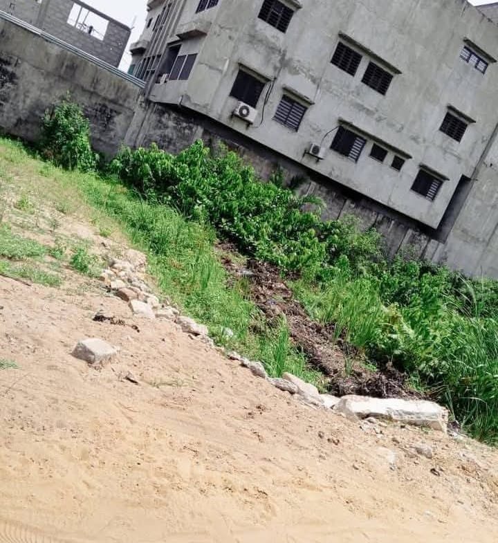 À Vendre : Parcelle de 393m² à Fidjrossè Calvaire - BENIN-IMMO