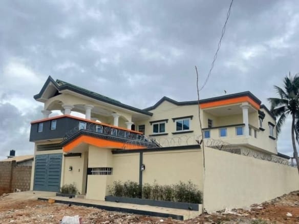 À Vendre Villa Duplex de 5 Chambres avec 2 Salons à Hevie