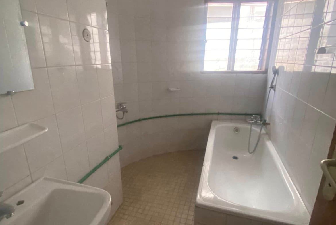 Immeuble R+2 de 11 Pièces à Louer à Cadjèhoun_10