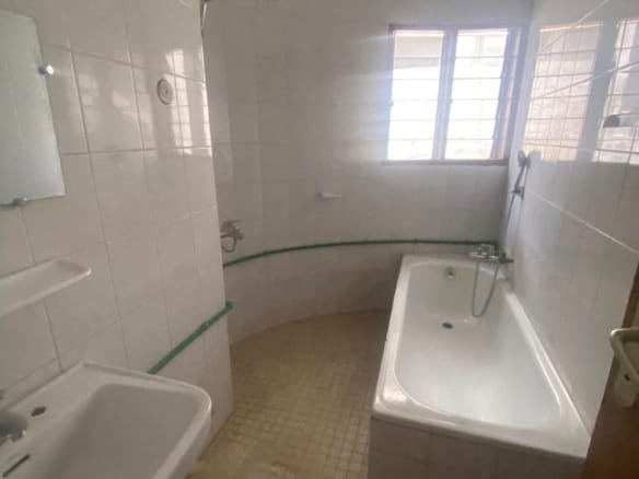 Immeuble R+2 de 11 Pièces à Louer à Cadjèhoun_10