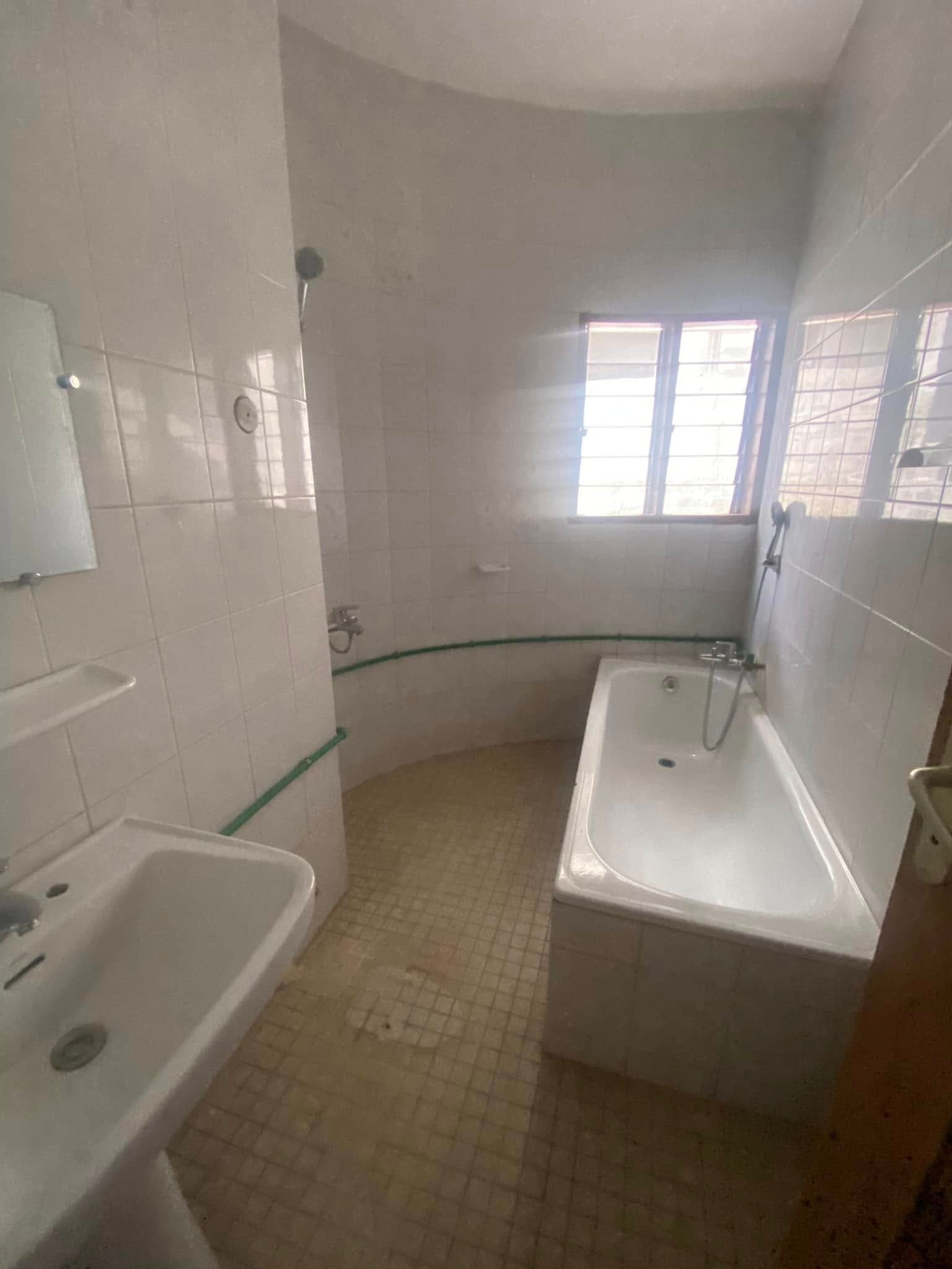 Immeuble R+2 de 11 Pièces à Louer à Cadjèhoun_10