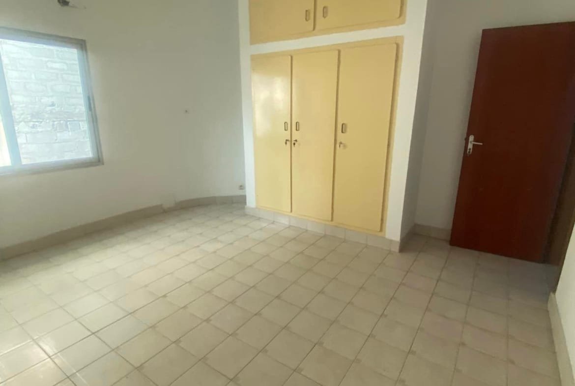 Immeuble R+2 de 11 Pièces à Louer à Cadjèhoun_11