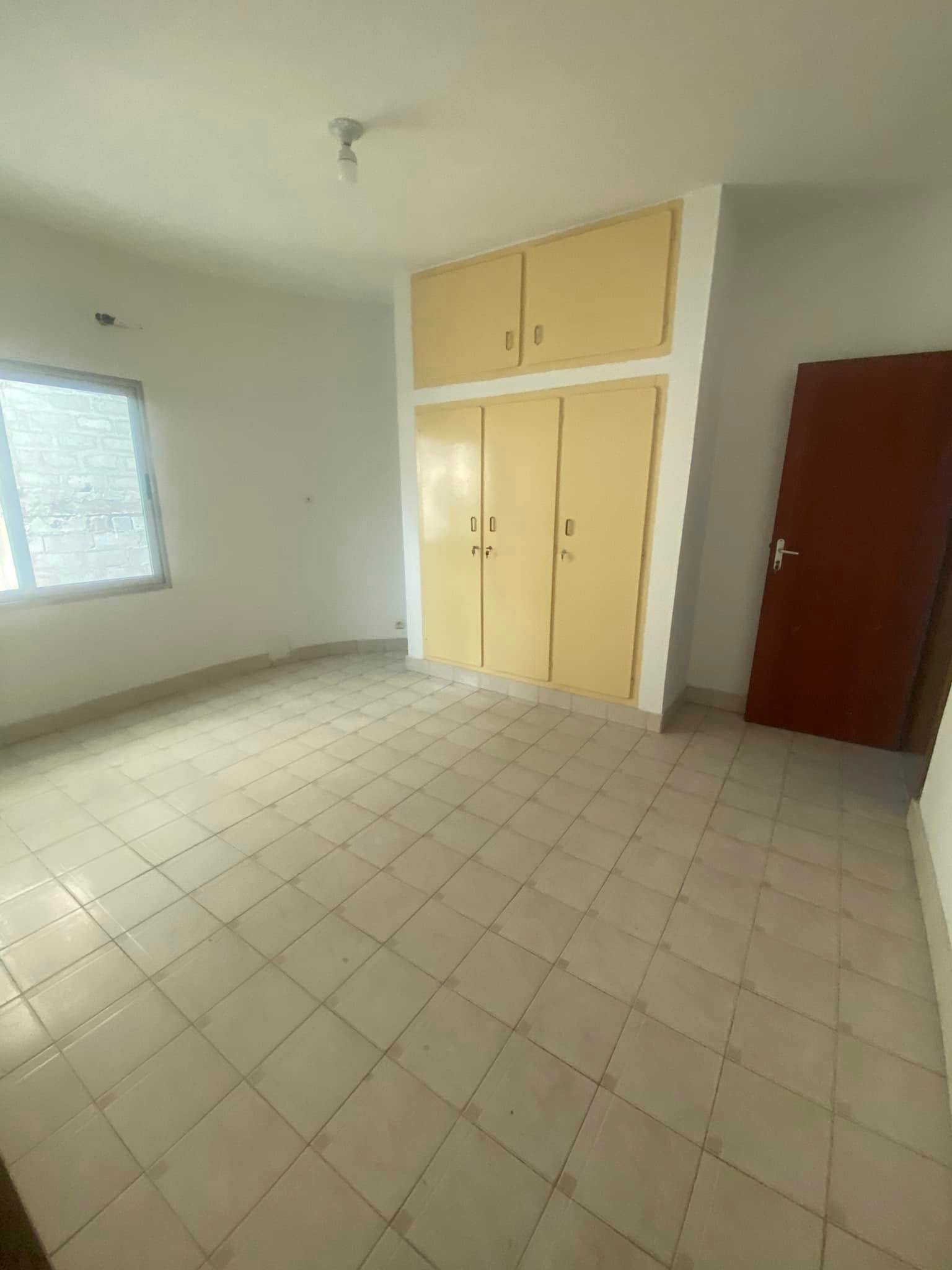 Immeuble R+2 de 11 Pièces à Louer à Cadjèhoun_11