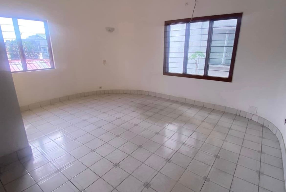 Immeuble R+2 de 11 Pièces à Louer à Cadjèhoun_12n