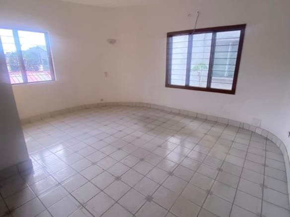 Immeuble R+2 de 11 Pièces à Louer à Cadjèhoun_12n