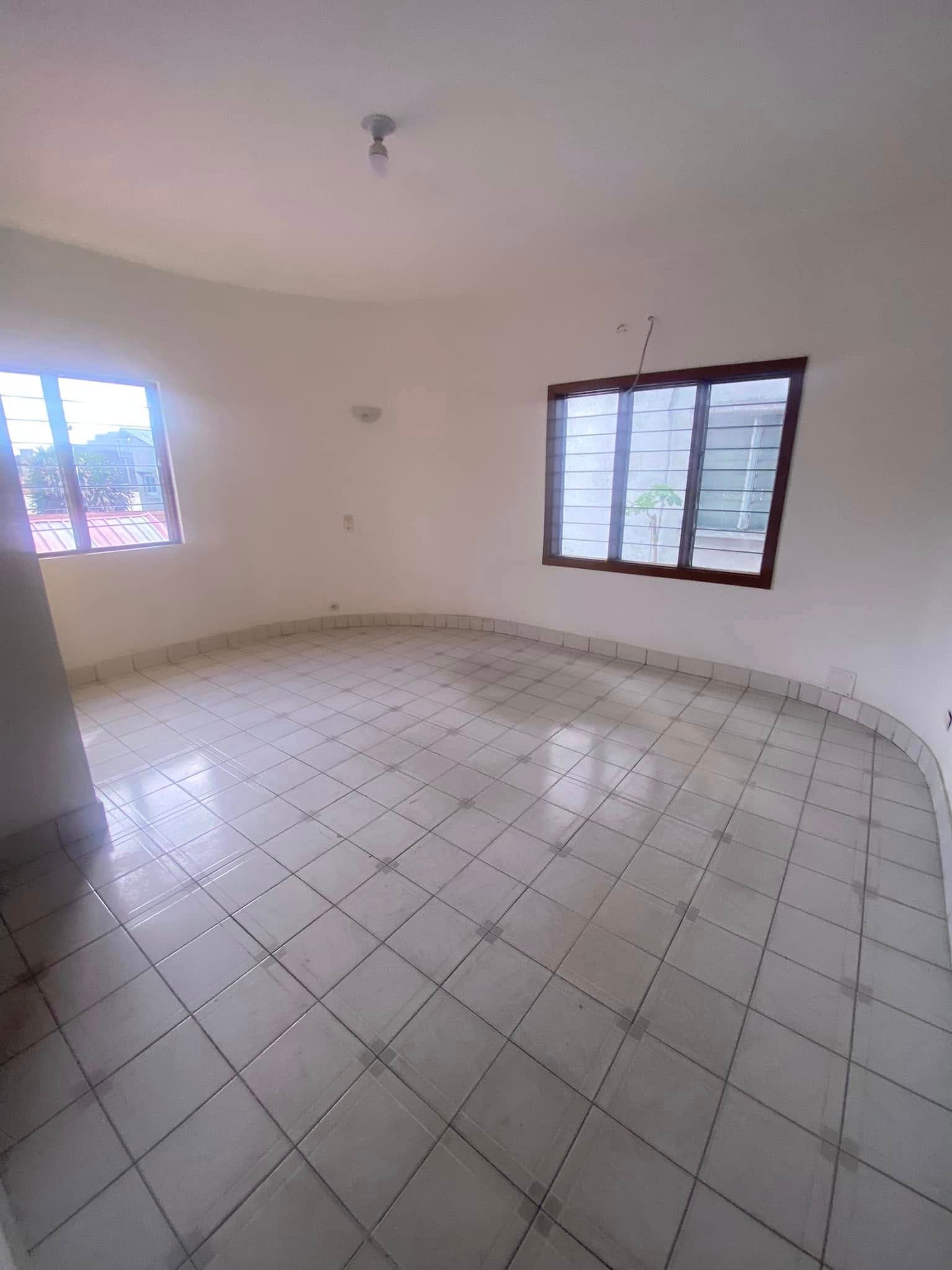 Immeuble R+2 de 11 Pièces à Louer à Cadjèhoun_12n