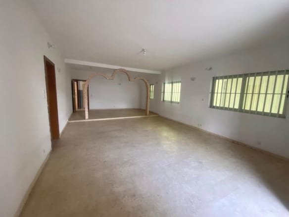 Immeuble R+2 de 11 Pièces à Louer à Cadjèhoun_2