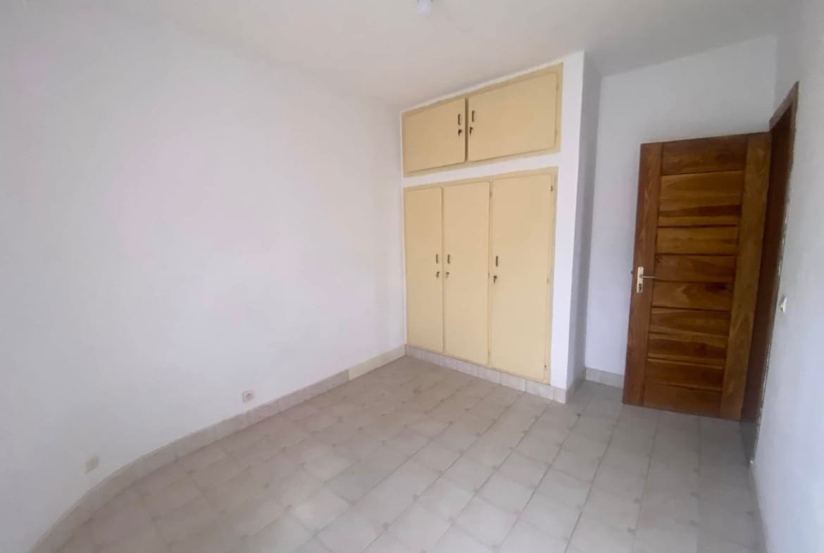 Immeuble R+2 de 11 Pièces à Louer à Cadjèhoun_3