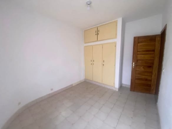 Immeuble R+2 de 11 Pièces à Louer à Cadjèhoun_3