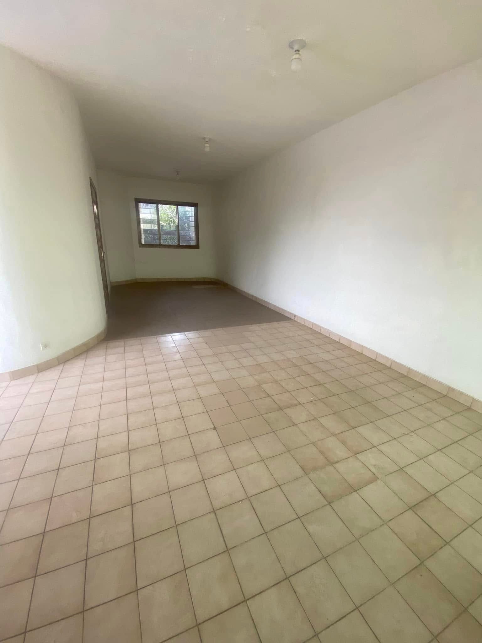 Immeuble R+2 de 11 Pièces à Louer à Cadjèhoun_6