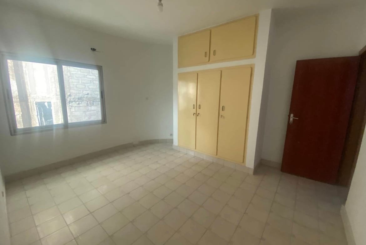 Immeuble R+2 de 11 Pièces à Louer à Cadjèhoun_7