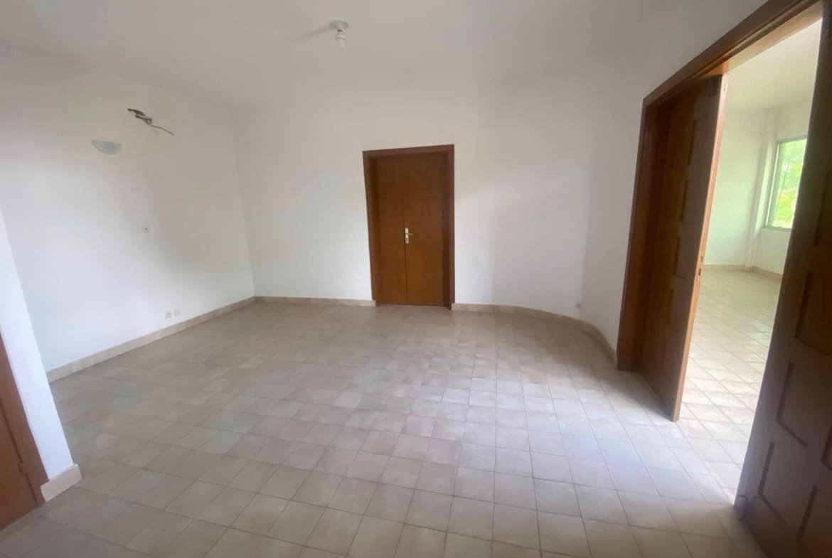 Immeuble R+2 de 11 Pièces à Louer à Cadjèhoun_8