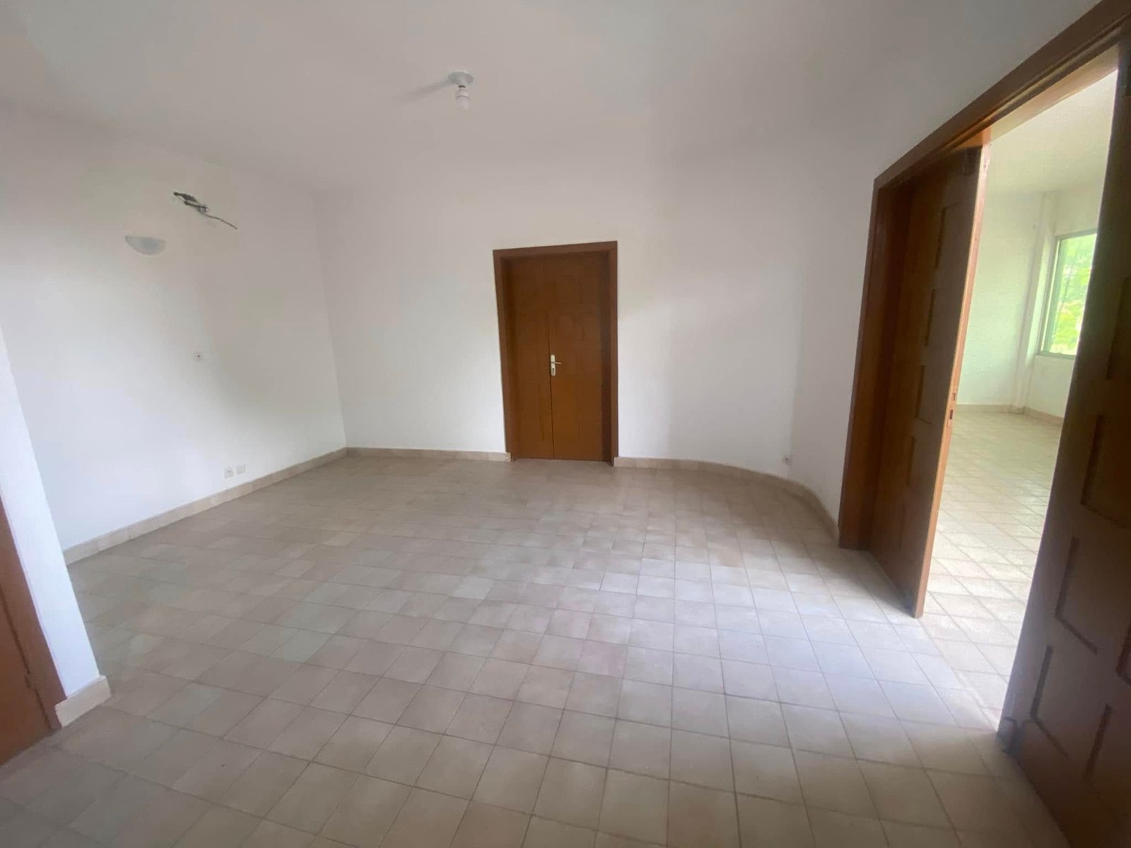 Immeuble R+2 de 11 Pièces à Louer à Cadjèhoun_8