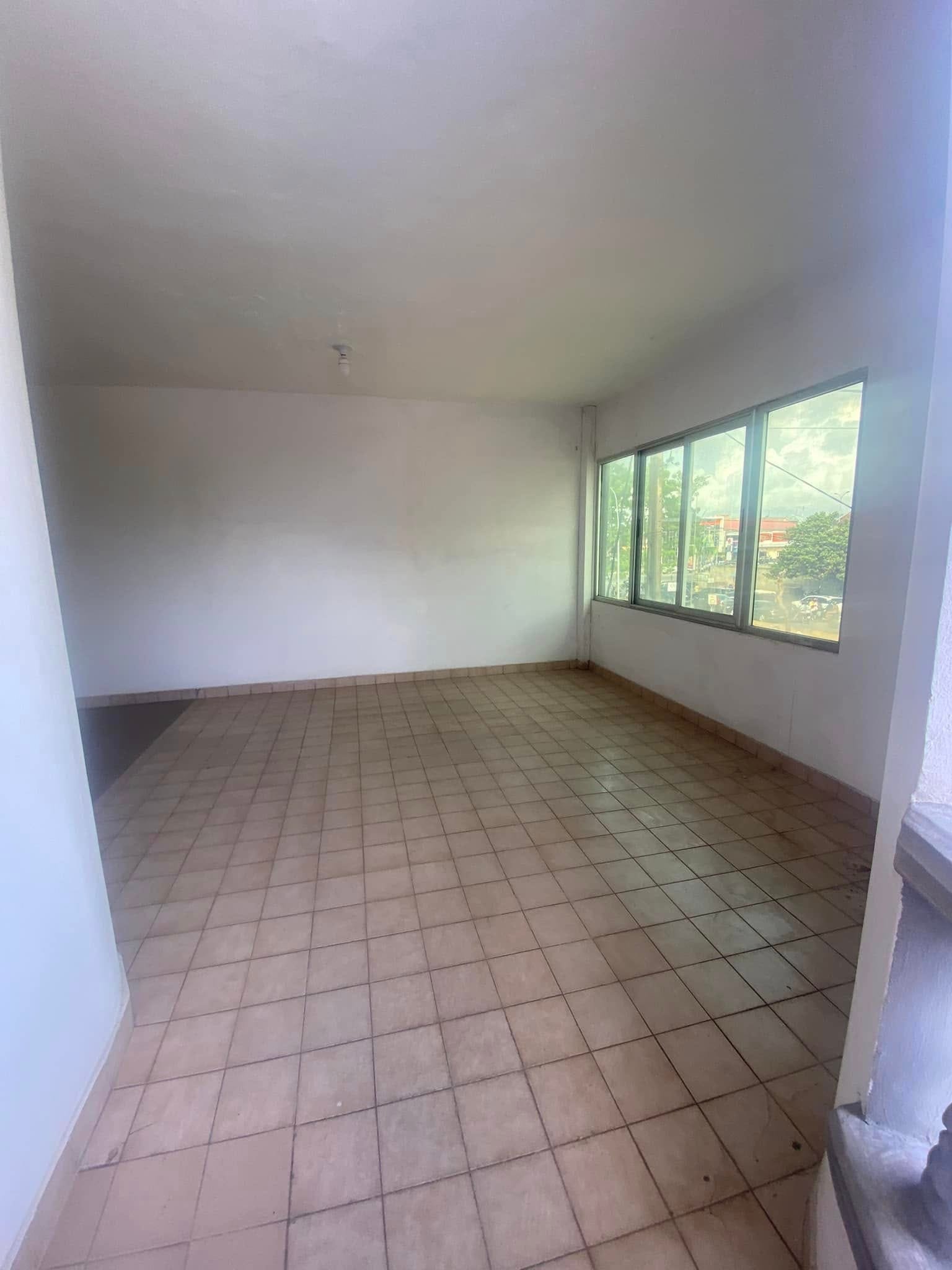 Immeuble R+2 de 11 Pièces à Louer à Cadjèhoun_9