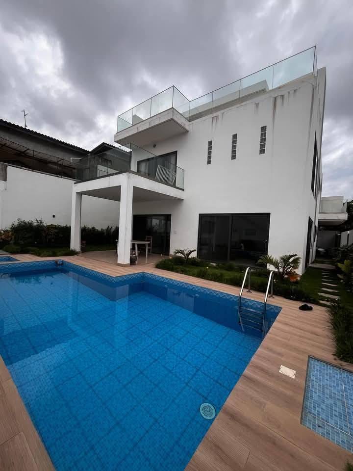 Villa Meublée avec Jardin & Piscine à Louer à Akpakpa