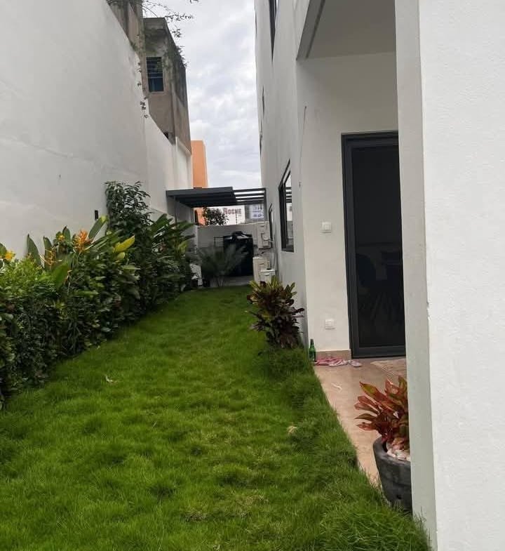 Villa Meublée avec Jardin & Piscine à Louer à Akpakpa_17