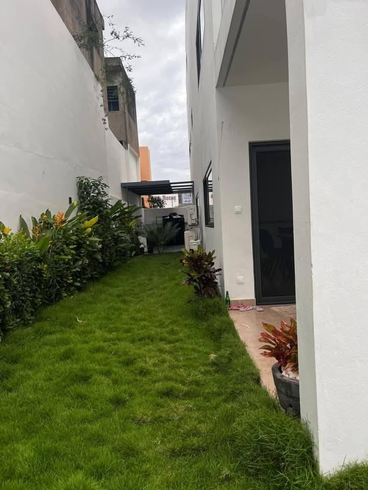 Villa Meublée avec Jardin & Piscine à Louer à Akpakpa_17