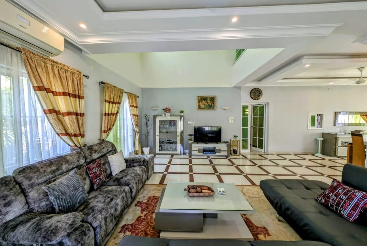 Villa Meublée avec Piscine à Louer à Fidjrossè - BENIN-IMMO