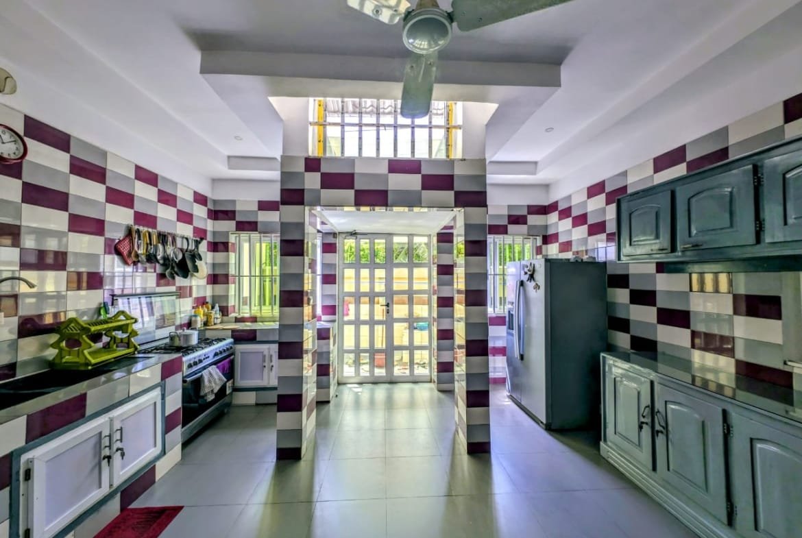 Villa Meublée avec Piscine à Louer à Fidjrossè - BENIN-IMMO
