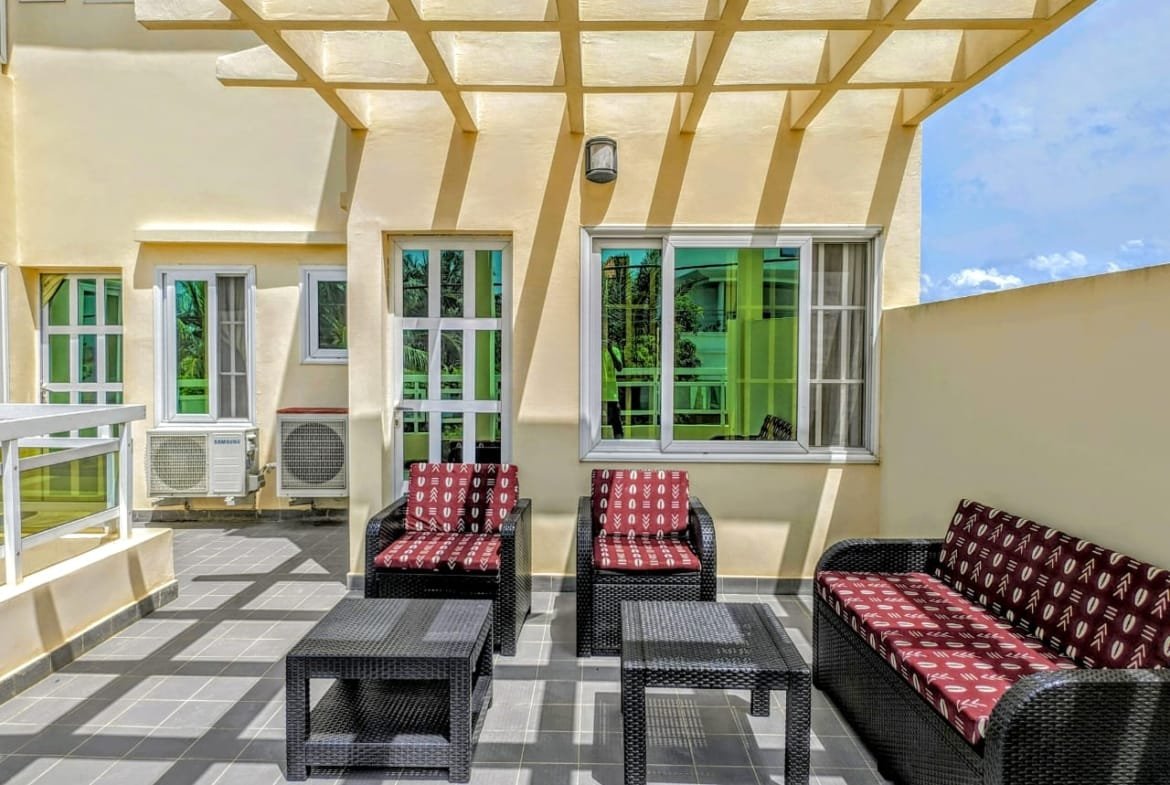 Villa Meublée avec Piscine à Louer à Fidjrossè - BENIN-IMMO