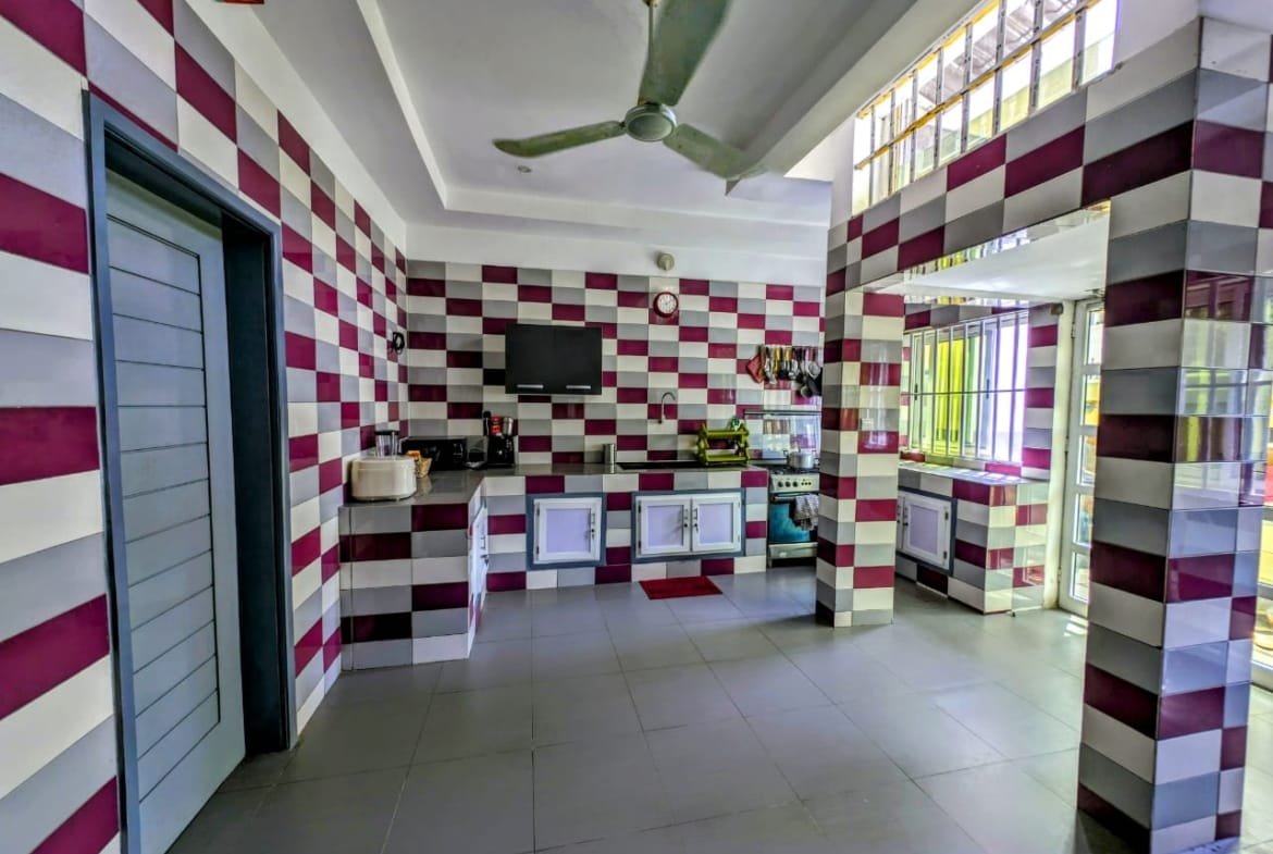 Villa Meublée avec Piscine à Louer à Fidjrossè - BENIN-IMMO