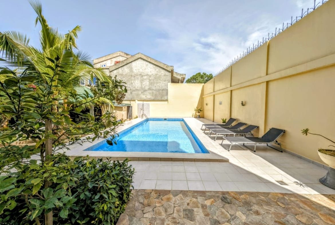 Villa Meublée avec Piscine à Louer à Fidjrossè - BENIN-IMMO