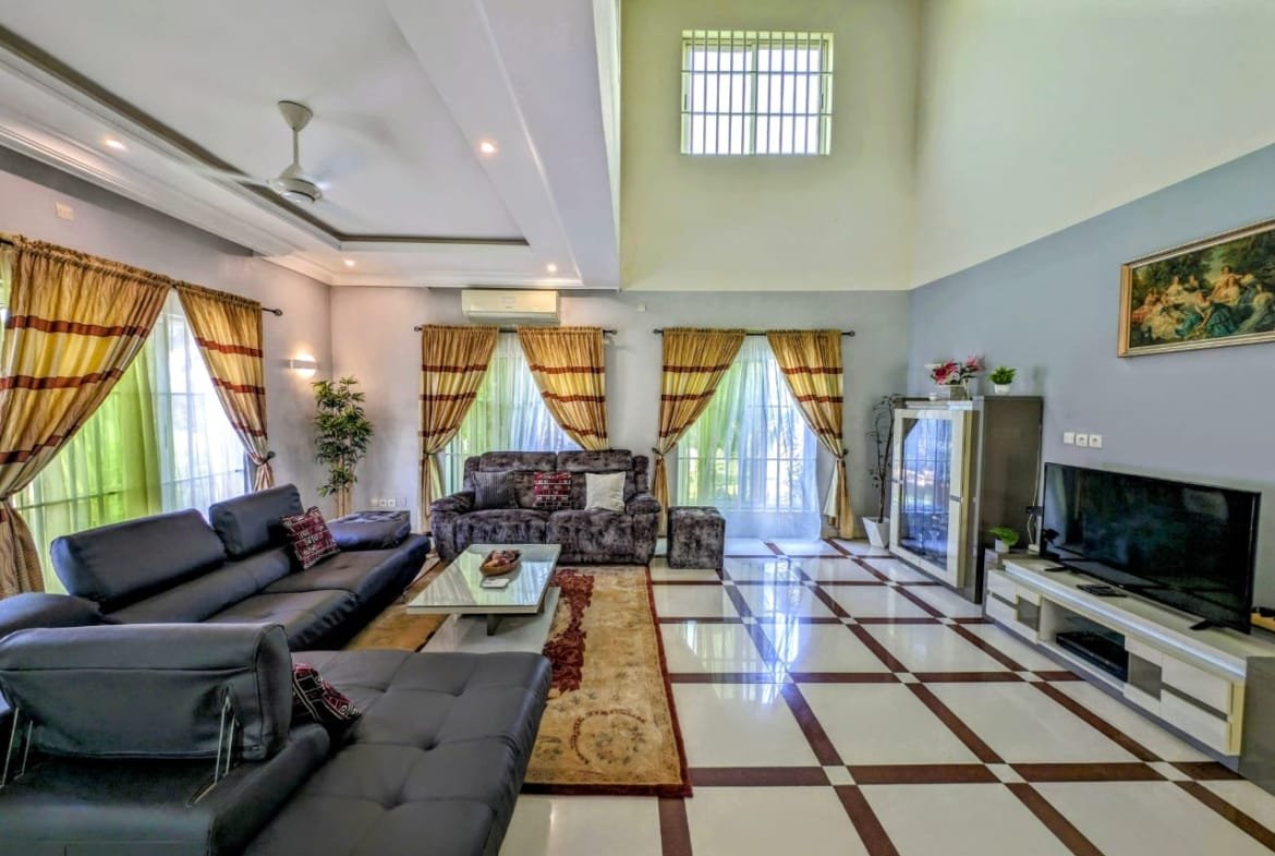Villa Meublée avec Piscine à Louer à Fidjrossè - BENIN-IMMO