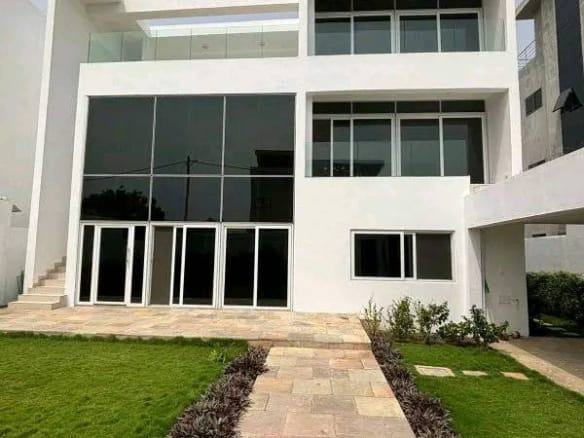 Villa de 4 Chambres avec jardin à Louer à Fidjrossè Plage