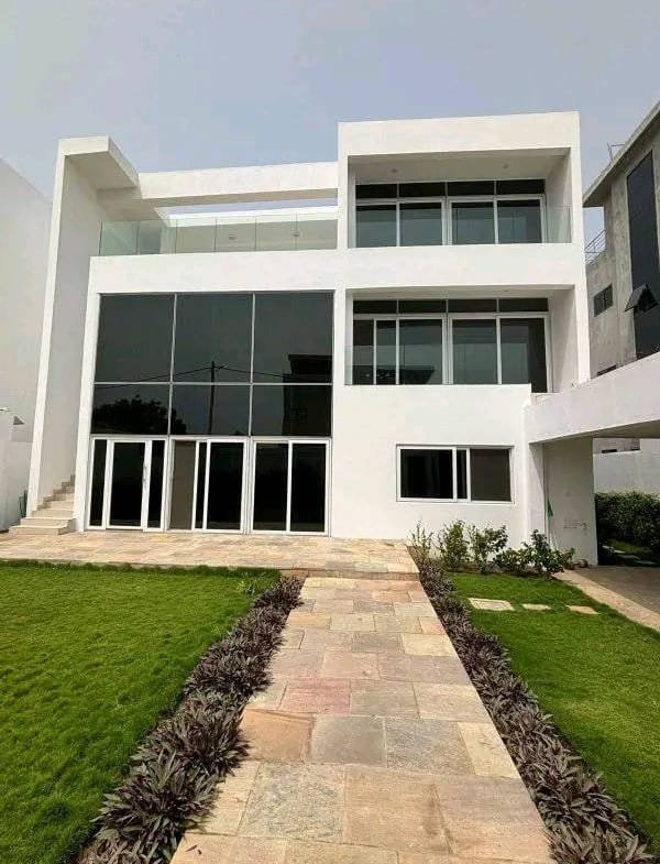 Villa de 4 Chambres avec jardin à Louer à Fidjrossè Plage
