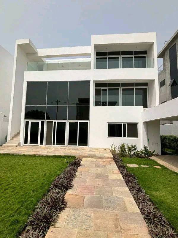 Villa de 4 Chambres avec jardin à Louer à Fidjrossè Plage