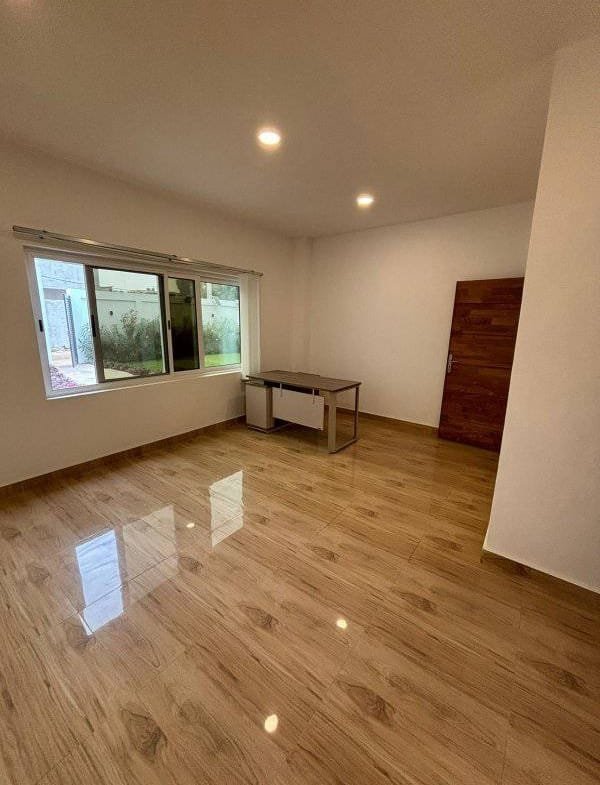Villa de 4 Chambres avec jardin à Louer à Fidjrossè Plage_14