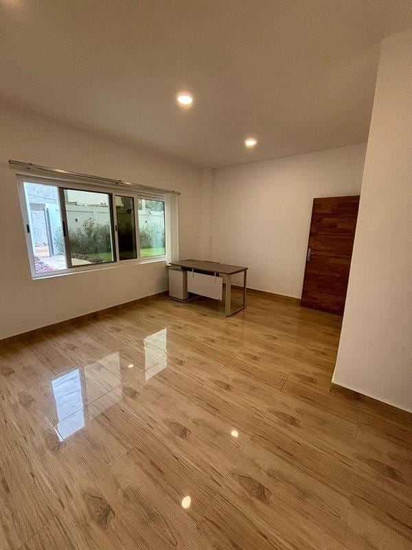 Villa de 4 Chambres avec jardin à Louer à Fidjrossè Plage_14