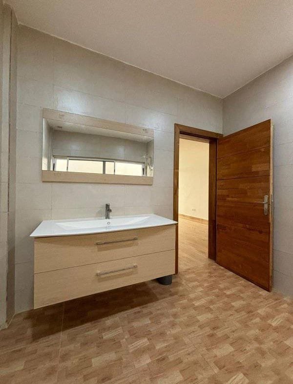 Villa de 4 Chambres avec jardin à Louer à Fidjrossè Plage_16