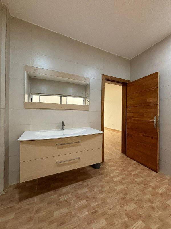 Villa de 4 Chambres avec jardin à Louer à Fidjrossè Plage_16