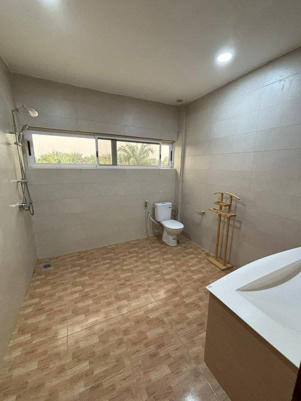 Villa de 4 Chambres avec jardin à Louer à Fidjrossè Plage_17