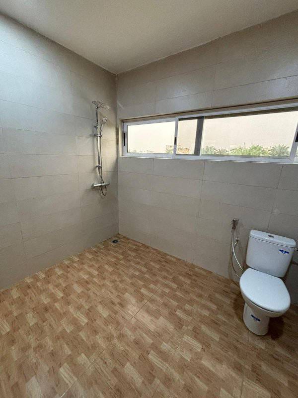 Villa de 4 Chambres avec jardin à Louer à Fidjrossè Plage_18
