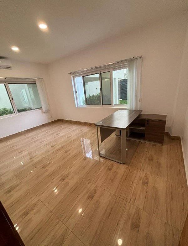 Villa de 4 Chambres avec jardin à Louer à Fidjrossè Plage_20