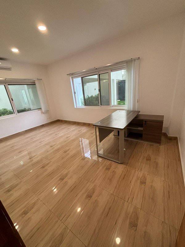 Villa de 4 Chambres avec jardin à Louer à Fidjrossè Plage_20