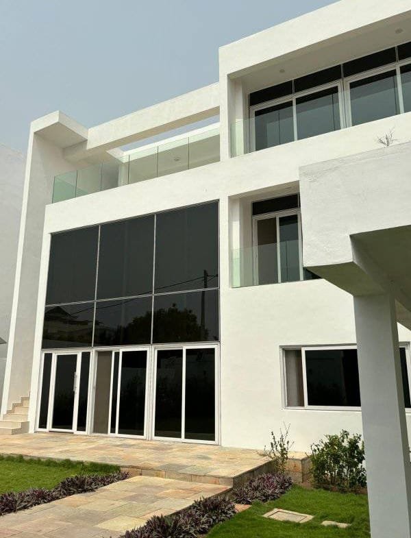 Villa de 4 Chambres avec jardin à Louer à Fidjrossè Plage_24
