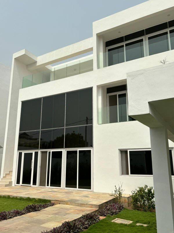 Villa de 4 Chambres avec jardin à Louer à Fidjrossè Plage_24