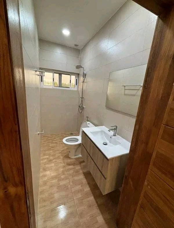 Villa de 4 Chambres avec jardin à Louer à Fidjrossè Plage_24