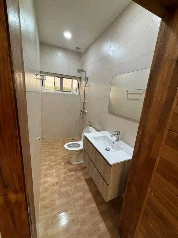 Villa de 4 Chambres avec jardin à Louer à Fidjrossè Plage_24