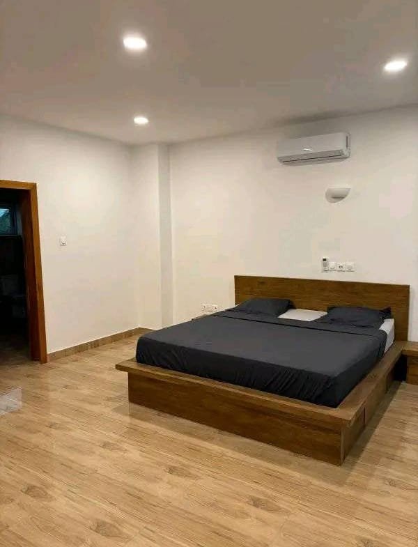 Villa de 4 Chambres avec jardin à Louer à Fidjrossè Plage_9