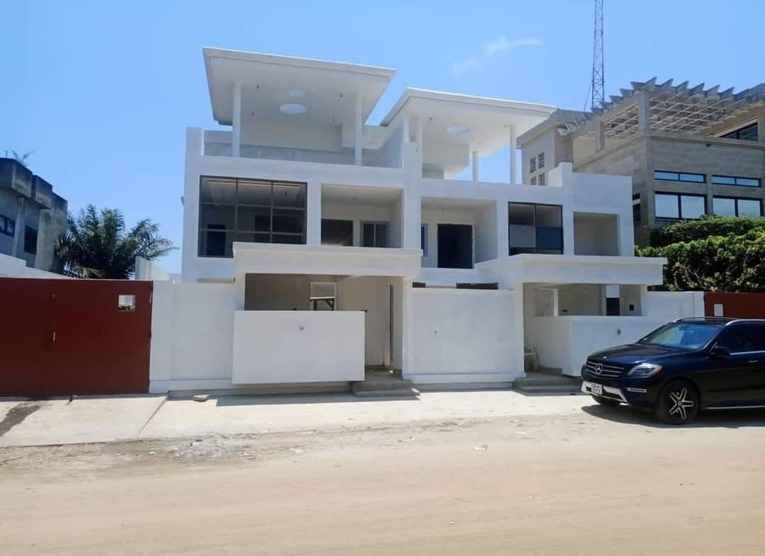 À vendre : Villa duplex neuve de 5 chambres et 2 salons à Akpakpa PLM - Aledjo, Cotonou. Superficie de 300 m² avec garage pour 3 véhicules.