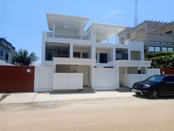 À vendre : Villa duplex neuve de 5 chambres et 2 salons à Akpakpa PLM - Aledjo, Cotonou. Superficie de 300 m² avec garage pour 3 véhicules.
