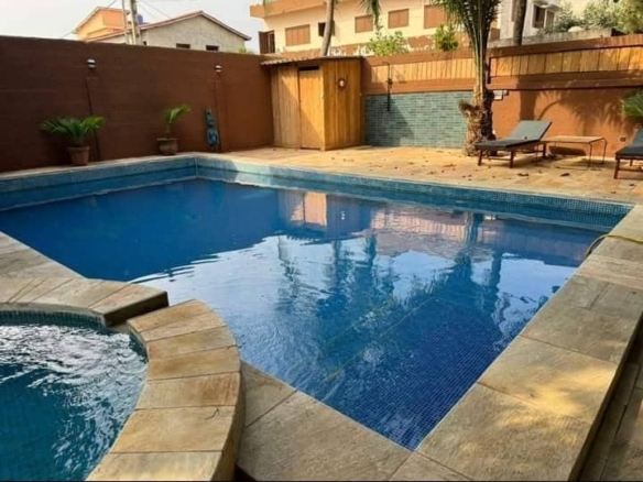 Villa meublée avec piscine et jardin à louer - Fidjrossè Plage