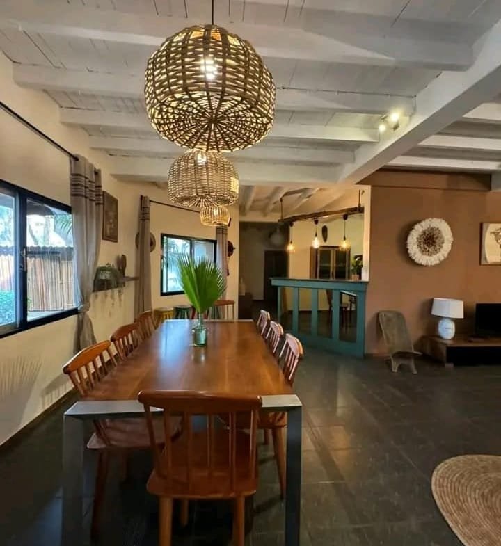 Villa meublée avec piscine et jardin à louer - Fidjrossè Plage - BENIN-IMMO