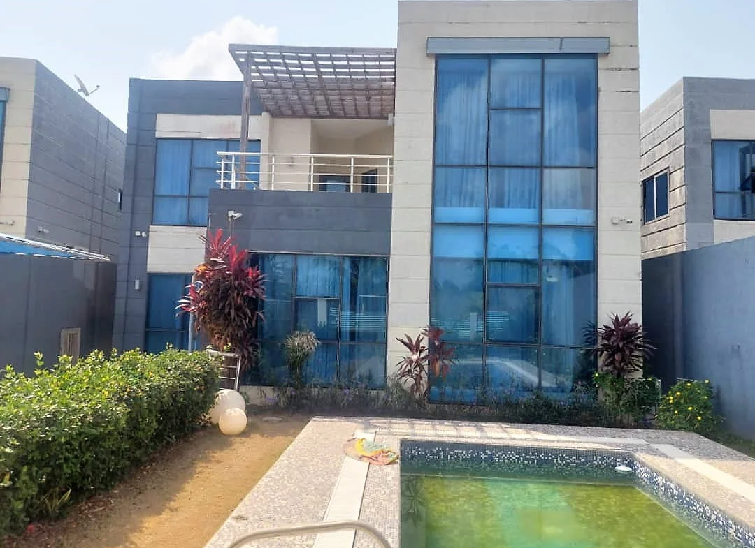 Villa meublée avec piscine vue sur mer à louer à Cotonou
