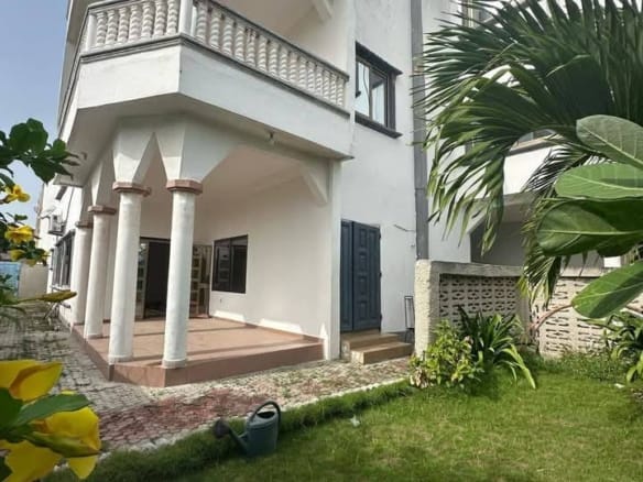 Villa Climatisée avec Jardin à Louer à Fidjrossè Plage